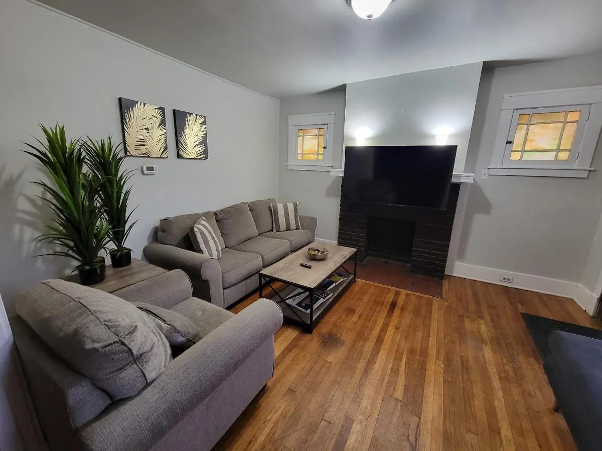 Comfy 3 Bedroom - Family Friendly Apt - City Access Pittsburgh Apartment